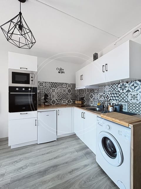 Kitchen or kitchenette, oven, pet friendly, stove, toaster, washing machine