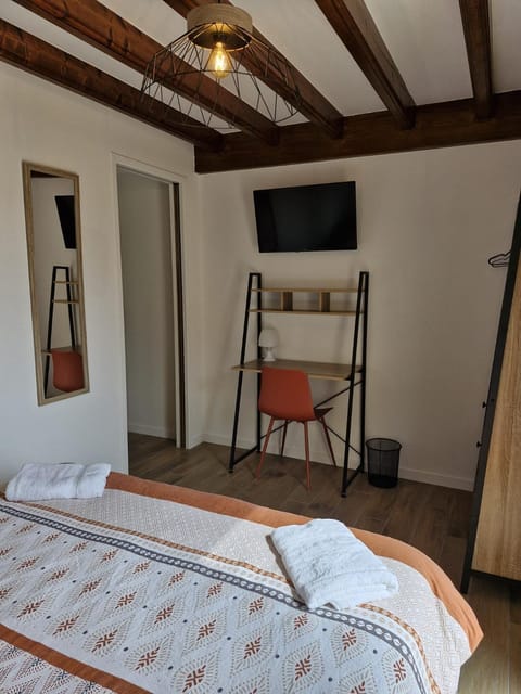 TV and multimedia, Seating area, Bedroom, wardrobe