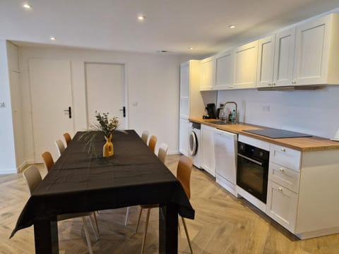 Coffee/tea facilities, dishwasher, microwave, oven, stove, washing machine, dryer, kitchen