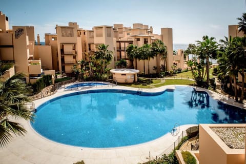 Property building, Day, Pool view, Swimming pool, Swimming pool