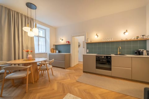 Coffee/tea facilities, Kitchen or kitchenette, Living room, Seating area, Dining area, oven, stove