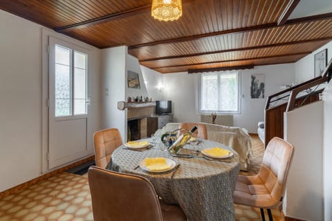 Seating area, Dining area