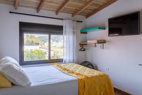 Bed, TV and multimedia, Photo of the whole room, Evening entertainment, Bedroom, flat iron, heating, towels, wardrobe, air conditioner