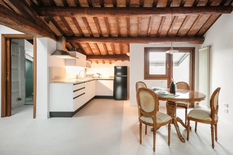 Kitchen or kitchenette, Lunch, kitchen