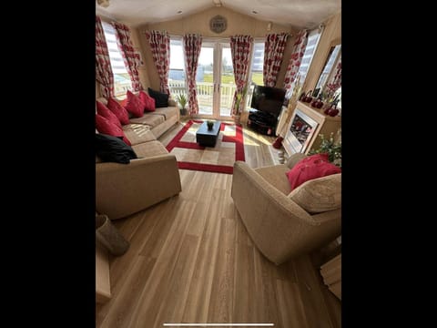 Communal lounge/ TV room, TV and multimedia, Seating area, Evening entertainment