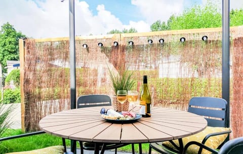 Patio, Dining area