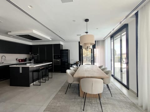 Kitchen or kitchenette, Living room, Seating area, Dining area, minibar, stove