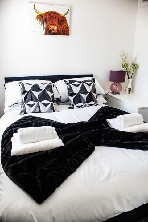 Bed, Bedroom, towels