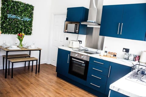 Coffee/tea facilities, Kitchen or kitchenette, Dining area, oven, stove, toaster