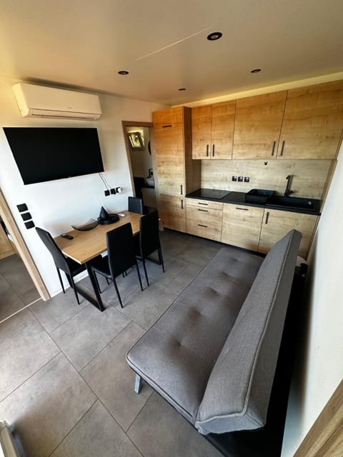 TV and multimedia, Kitchen or kitchenette, Living room, Seating area