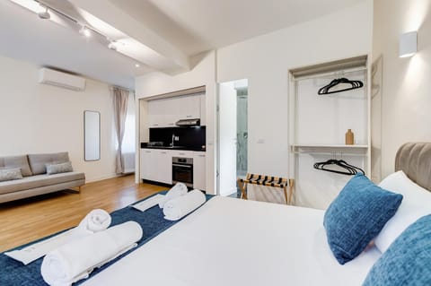 Bed, TV and multimedia, Kitchen or kitchenette, Living room, Photo of the whole room, Seating area, Bedroom, towels