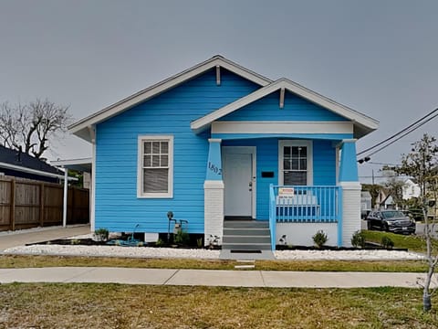 Property building, Facade/entrance, Neighbourhood, Garden