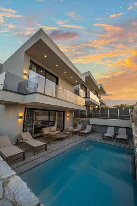 Property building, Patio, Day, Natural landscape, Balcony/Terrace, Swimming pool, sunbed