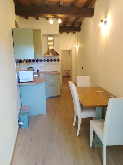 Kitchen or kitchenette, Living room, Seating area, Dining area, microwave, stove