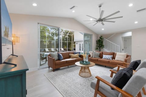 3 min to beach with 3 king ensuites and private pool House in Naples