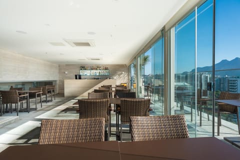 Restaurant/places to eat, Day, Natural landscape, View (from property/room), Balcony/Terrace, Lounge or bar, Seating area, Mountain view, Swimming pool