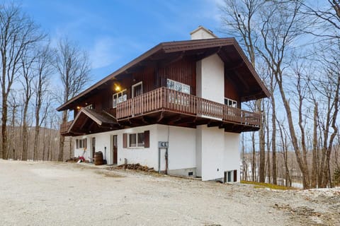 Unit 2 - Retro Ski Chalet House in Mendon