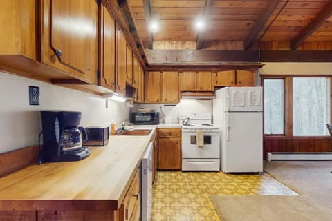 Unit 2 - Retro Ski Chalet House in Mendon