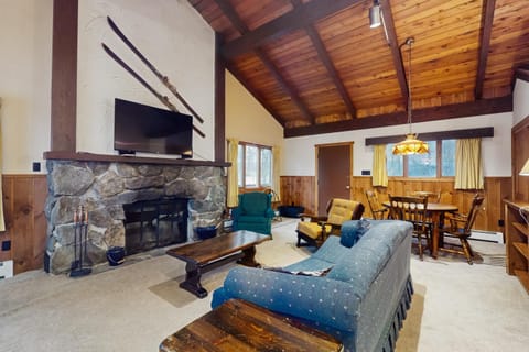 Unit 2 - Retro Ski Chalet House in Mendon