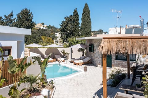 Property building, Patio, Day, Garden, Pool view, Swimming pool, sunbed