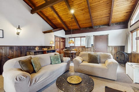 Unit 1 - Retro Ski Chalet House in Mendon