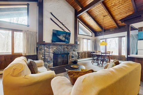 Unit 1 - Retro Ski Chalet House in Mendon