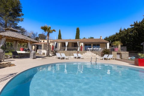 La Villa L'Isle-St-Antoine piscine chauffée Villa in L'Isle-sur-la-Sorgue