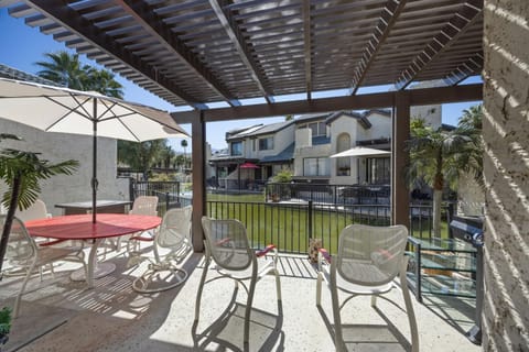 Los Pueblos Joy Koi Pond, firepit and more House in Cathedral City