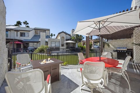 Los Pueblos Joy Koi Pond, firepit and more House in Cathedral City