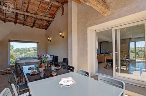 Patio, Spa and wellness centre/facilities