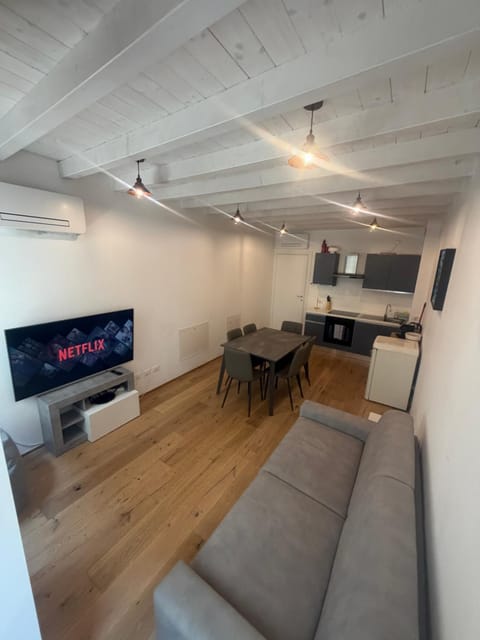 Communal lounge/ TV room, Food close-up, Living room, internet, internet, stove, kitchen