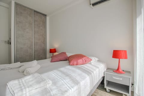 CHENES Lumineux Vue Mer Clim Confort Terrasses Parking Apartment in Antibes