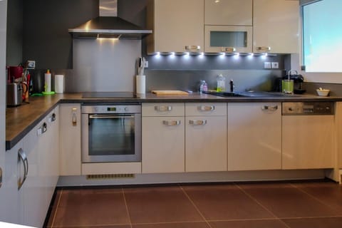 CHENES Lumineux Vue Mer Clim Confort Terrasses Parking Apartment in Antibes