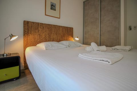 CHENES Lumineux Vue Mer Clim Confort Terrasses Parking Apartment in Antibes