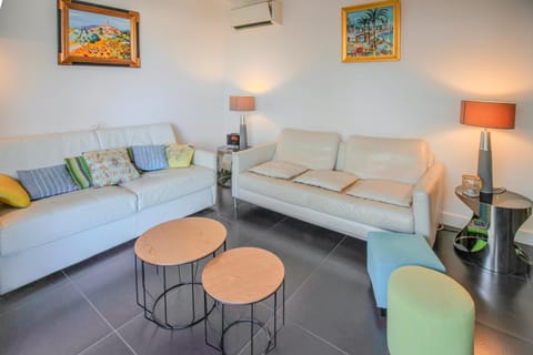 CHENES Lumineux Vue Mer Clim Confort Terrasses Parking Apartment in Antibes