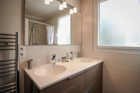 CHENES Lumineux Vue Mer Clim Confort Terrasses Parking Apartment in Antibes