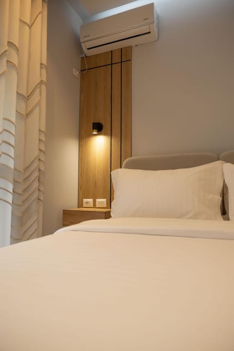 Bed, Photo of the whole room, Bedroom, air conditioner