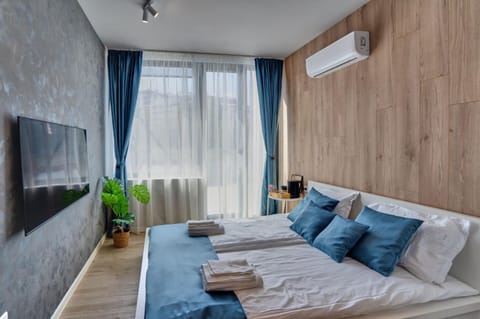 Communal lounge/ TV room, Bed, Evening entertainment, Bedroom, towels, air conditioner