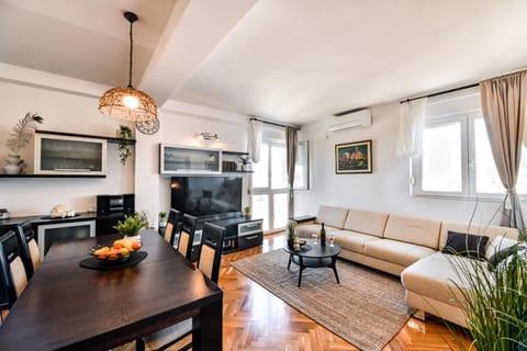 TV and multimedia, Living room, Seating area, Dining area