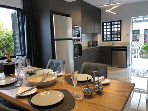 Kitchen or kitchenette, Dining area, oven, stove