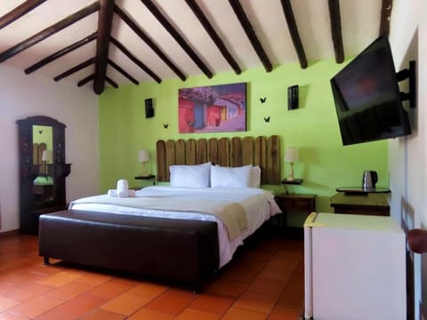 Bed, TV and multimedia, Photo of the whole room, Bedroom