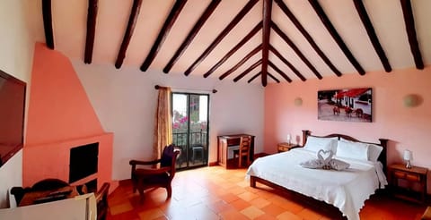 Bed, Photo of the whole room, Seating area, Bedroom