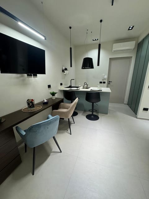 TV and multimedia, Living room, Seating area, Dining area, air conditioner