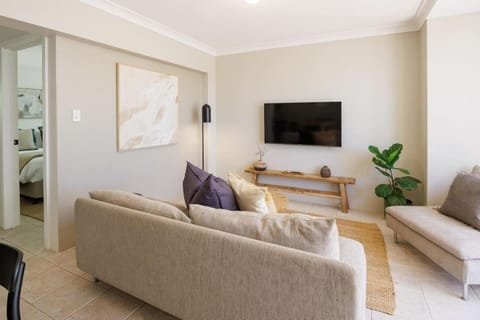 TV and multimedia, Living room, Evening entertainment