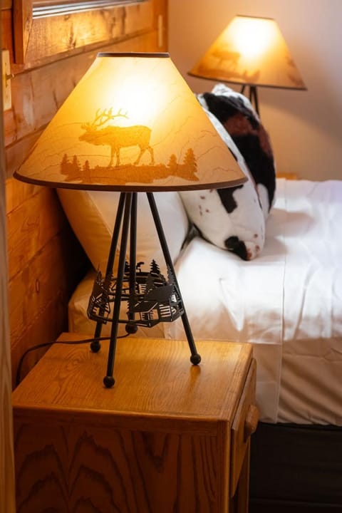 Columbine Charming Cabin, 1 block from the lake, in town, 5 min to RMNP Cabin in Grand Lake