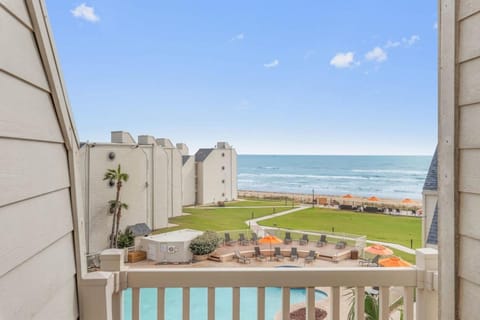 View (from property/room), Balcony/Terrace, Beach