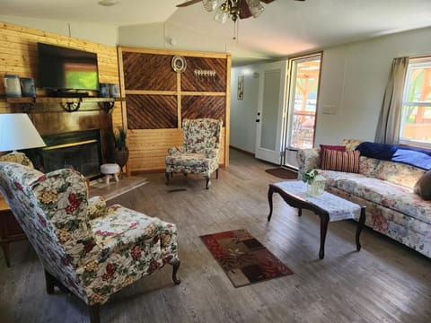 Georgie's Getaway! Beautiful 3bd 2ba lake view House in Ozark Mountains