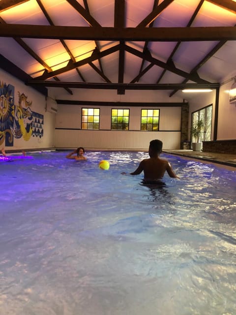 People, Activities, Decorative detail, On site, Garden view, Pool view, Swimming pool, Entertainment, internet, sunbed