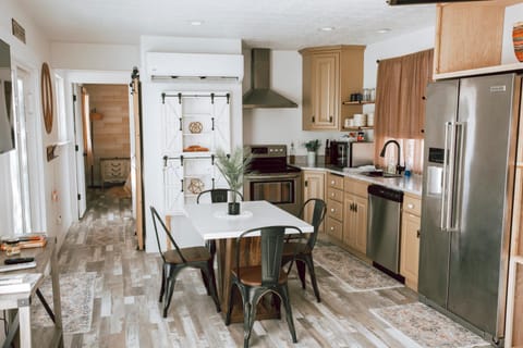 Coffee/tea facilities, Kitchen or kitchenette, Dining area, dishwasher, oven, stove, toaster