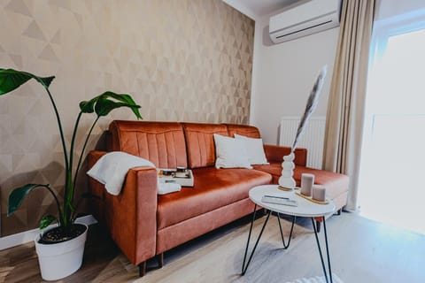 Bed, Living room, Photo of the whole room, Seating area